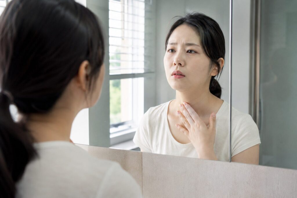 목에 만져지는 멍울을 확인하는 모습
